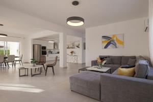 a living room with a couch and a table at Grand Villa Baci in Coral Bay