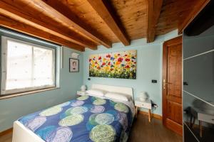 ein Schlafzimmer mit einem Bett und einem Wandgemälde in der Unterkunft Alpine Apartment in Aosta