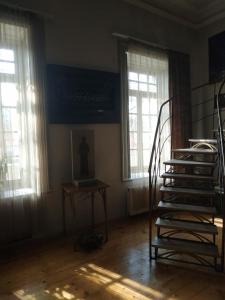 Apartment Milena Tbilisi Onebedroom في تبليسي: غرفة مع درج في غرفة مع نوافذ