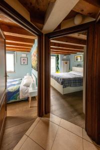 Schlafzimmer mit einem Bett und einem Spiegel in der Unterkunft Alpine Apartment in Aosta