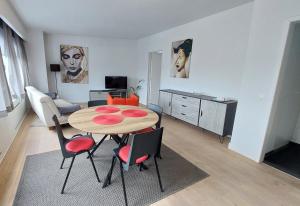 un soggiorno con tavolo e sedie di Astrid - apartments a Mechelen