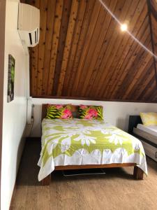 a bedroom with a bed with a wooden ceiling at Grande et belle maison spacieuse 2 ch au calme 