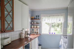 uma cozinha com um balcão e uma janela em Strömman mökki rannalla autotien päässä. 