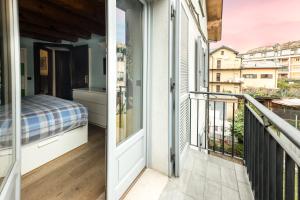 Zimmer mit einem Balkon mit einem Bett und Aussicht in der Unterkunft Alpine Apartment in Aosta