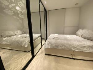 Säng eller sängar i ett rum på Cosy 3 bed penthouse in Royal Docks London