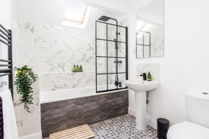 A bathroom at Charming 3- Bedroom Terrace House with Netflix and Free Parking by HP Accommodation