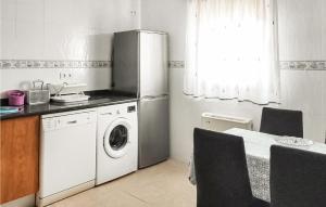 cocina con nevera y lavadora en Cozy Apartment In Santander With Kitchen, en Santander