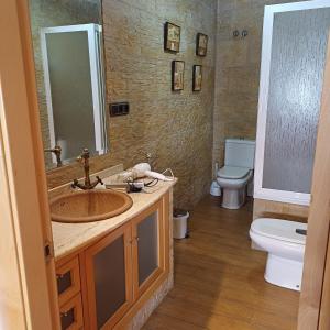 a bathroom with a sink and a toilet at piso compartido con habitaciones independientes in Cerrillo de Maracena