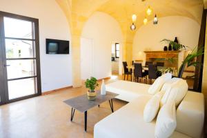 - un salon avec un canapé blanc et une table dans l'établissement Villa Flavia by Villa Plus, à San Vito dei Normanni