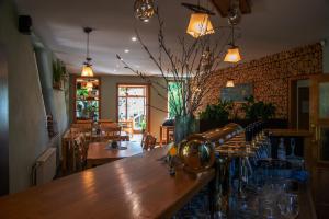 Penzion Horal في Osek: مطعم بطاولة وكراسي خشبية