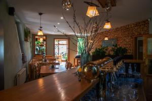 un restaurant avec une table et des chaises en bois dans l'établissement Penzion Horal, à Osek