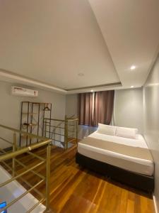 アウト・パライーゾ・デ・ゴイアスにあるPousada Auroraのベッドルーム1室(ベッド1台、二段ベッド1組付)