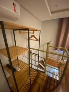 アウト・パライーゾ・デ・ゴイアスにあるPousada Auroraの二段ベッド2組が備わる客室です。