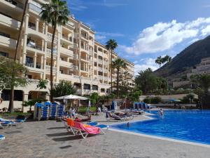 un hôtel avec une piscine et un complexe dans l'établissement Castel Harbour Tenerife, à Los Cristianos