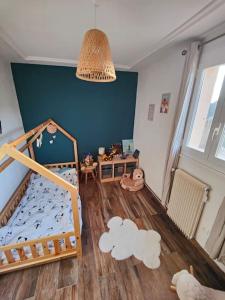Habitación infantil con cama y habitación con zona de estar en Superbe villa avec piscine, en LʼEscarène