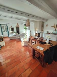 sala de estar con suelo de ladrillo y mesa en Superbe villa avec piscine, en LʼEscarène