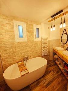 baño con bañera blanca grande y 2 lavabos en Superbe villa avec piscine, en LʼEscarène