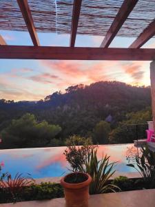desde un patio con plantas con vistas a la puesta de sol en Superbe villa avec piscine, en LʼEscarène