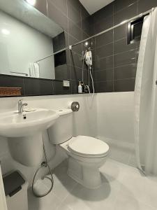 Bathroom sa Baan Trin(บ้านตฤณ)