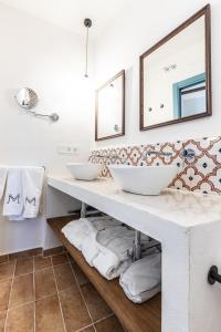 Bilik mandi di Hospedium Hotel Rural Virgen María