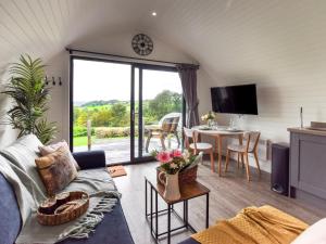 un soggiorno con un divano e un tavolo di 1 Bed in Corwen 80321 a Gwyddelwern