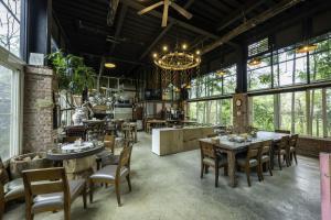 西湖鄉的住宿－馨藝庭園民宿，用餐室设有桌椅和窗户。