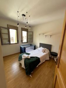 um quarto com 2 camas e um lustre em Casa Orquídea em Puerto del Rosario