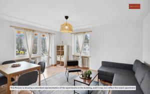 Charming Apartment in Zurich في زيورخ: غرفة معيشة مع أريكة وطاولة