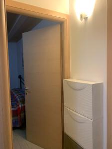 um quarto com um armário com uma porta e uma gaveta em Casa Antico Barbiere em Chioggia
