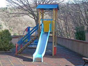 um parque infantil com um escorrega azul e uma escada em Casa Clo' by Holiday World em Gênova