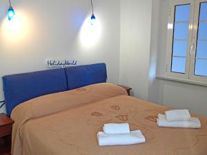 - une chambre avec un lit et 2 serviettes dans l'établissement Casa Clo' by Holiday World, à Gênes