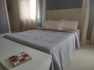 uma cama num quarto com um prato de comida em Executive Master Suite With Soaker Tub - Very Close to the Falls and Marineland em Cataratas do Niágara