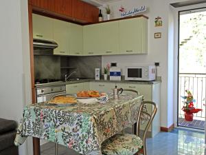 - une cuisine avec une table et une plaque de cuisson dans l'établissement Casa Clo' by Holiday World, à Gênes