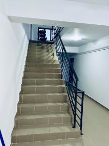 una escalera en un edificio con escalera en Apartament Natymar2 en Adjud