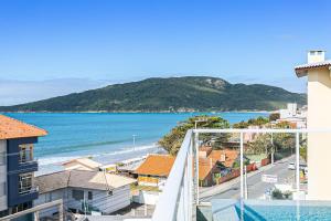 d'un balcon avec vue sur l'océan. dans l'établissement Apto c/ churrasq. e piscina - quadra mar - RMI201, à Florianópolis