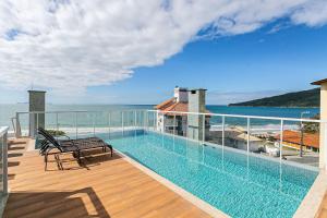 una piscina en el balcón de un edificio en Apto c/ churrasq. e piscina - quadra mar - RMI201 en Florianópolis