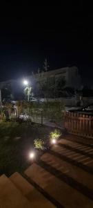 Blick auf einen Garten in der Nacht mit Lichtern in der Unterkunft Villa anfa 3 in Casablanca