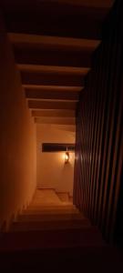 einen dunklen Flur mit Licht am Ende eines Zimmers in der Unterkunft Villa anfa 3 in Casablanca
