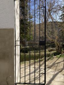 ein Tor vor einem Gebäude in der Unterkunft Cortijo San Roque Alojamientos Rurales in Puebla de Don Fadrique