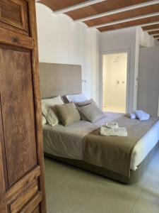 ein Schlafzimmer mit einem großen Bett in einem Zimmer in der Unterkunft Cortijo San Roque Alojamientos Rurales in Puebla de Don Fadrique