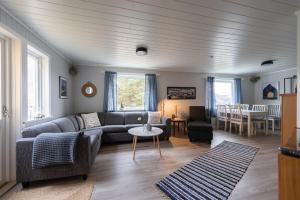 sala de estar con sofá y mesa en Cozy House By The Fjord In The Heart Of Lofoten en Reine