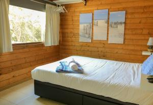 1 dormitorio con 1 cama con toallas en Monte Sardinha, en Santiago do Cacém