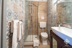 シラクーサにあるCasa Sophiaのバスルーム(シャワー、トイレ、シンク付)