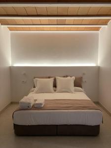 ein Schlafzimmer mit einem Bett mit einer Lampe darüber in der Unterkunft Cortijo San Roque Alojamientos Rurales in Puebla de Don Fadrique