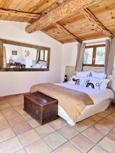 1 dormitorio con 1 cama grande y techo de madera en Ranch Campo Palombaggia, en Porto Vecchio