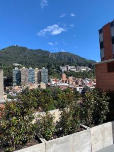 vistas a una ciudad con montañas en el fondo en Loft en la candelaria excelente ubicación Bogotá, en Bogotá