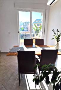 Arenal في خافيا: غرفة طعام مع طاولة وكراسي ونافذة كبيرة