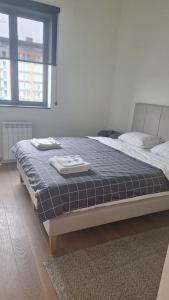 Un dormitorio con una cama con dos toallas encima. en Crown Apartments - BW Sole, en Belgrado 8 fotos más