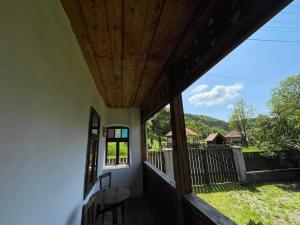 una vista desde el porche de una casa con una mesa en A Kisház Nekézseny, en Nekézseny