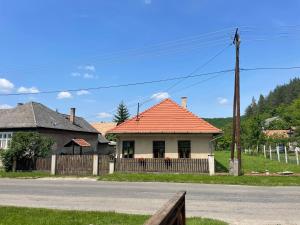 una casa con techo naranja al lado de la carretera en A Kisház Nekézseny en Nekézseny